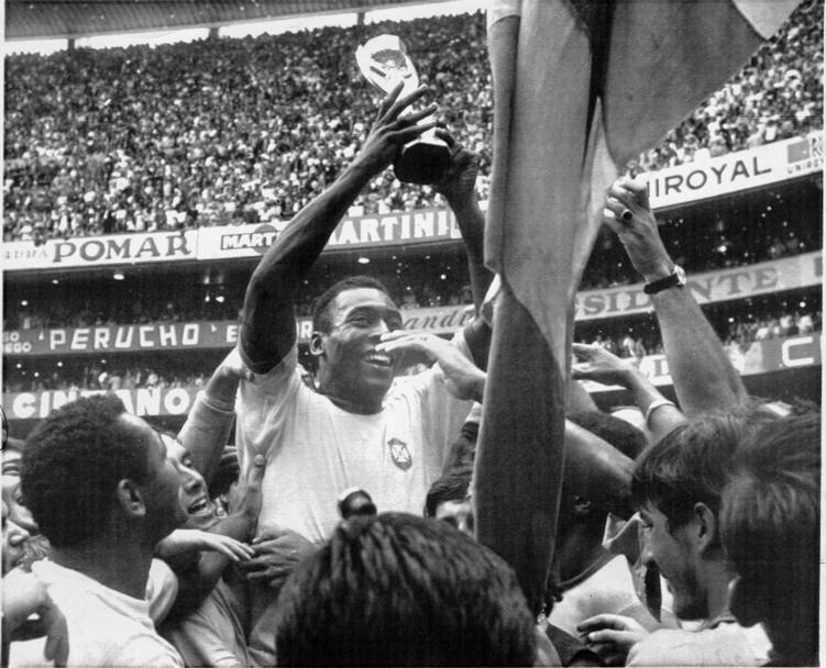 Mondiali Messico 1970. Finale Brasile - Italia 4 1. Pel con la coppa festeggiato dai suoi compagni di squadra